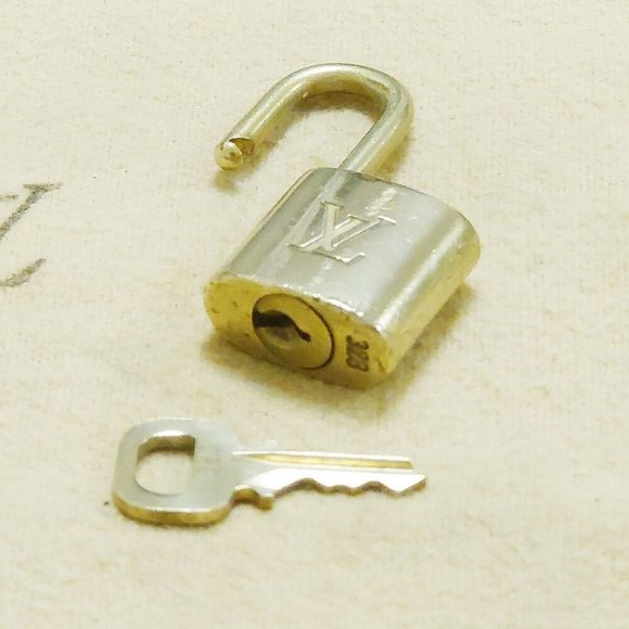 LOUIS VUITTON LV 10 SET PADLOCK KEY BAG CHARM CADENA GOLD PLATED FRANCE 38HA149- - Picture 3 of 4